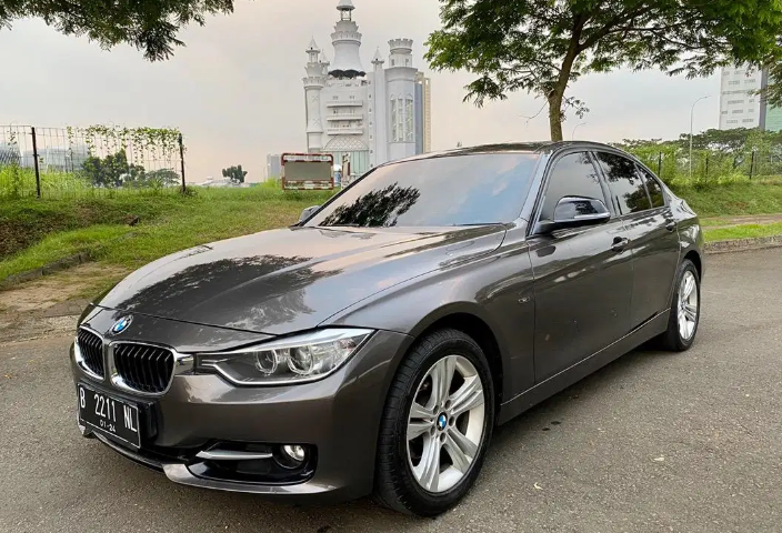 Dijua Mobil Bekas BMW 3 Series 320i 2014 di Tangerang