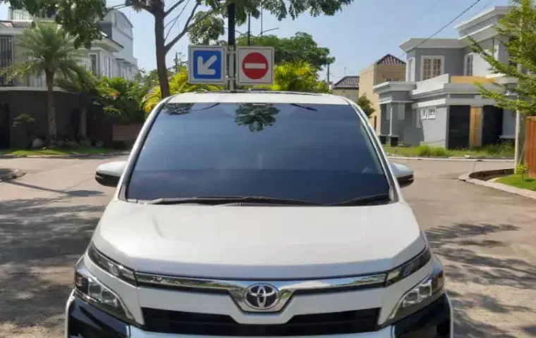 Dijual Mobil Bekas Toyota Voxy 2017 di Jawa Tengah