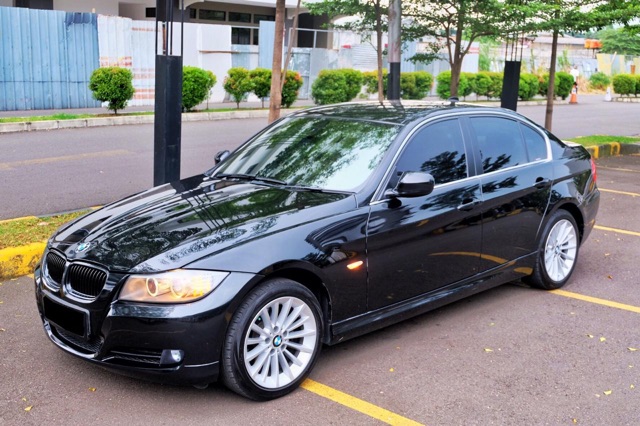 Dijual Mobil Bekas BMW 3 Series 320i 2010 di Jawa Barat