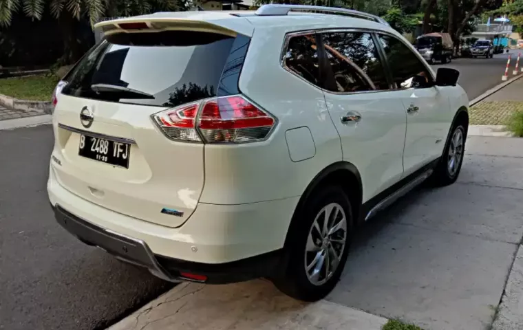 TERMURAH Nissan New Xtrail Hybrid 2015 Matic Putih Like New Joss