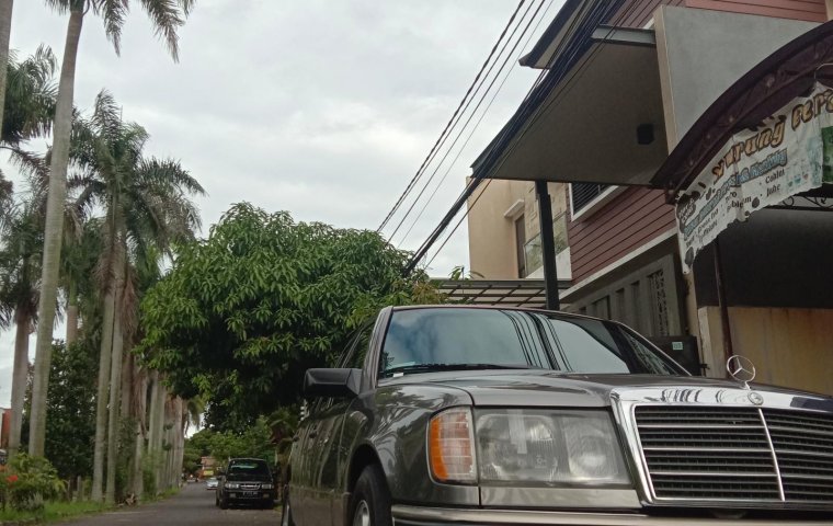 Mercedes-Benz 220E 2.2 Manual 1993 di Banten