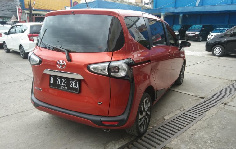 Toyota Sienta 1.5 V AT 2016