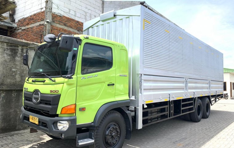 Rental sewa fuso hino tronton 6x2 isuzu giga wingbox wbox 2016 2017