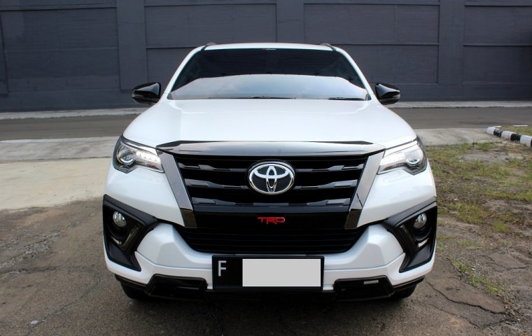 Toyota Fortuner 2.4 VRZ TRD AT Putih