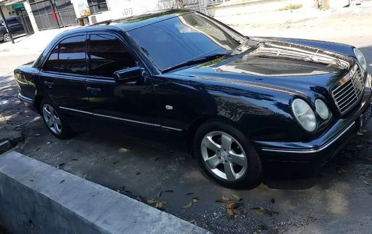 Mercedes-Benz 230E 1996 Jawa Timur dijual dengan harga termurah