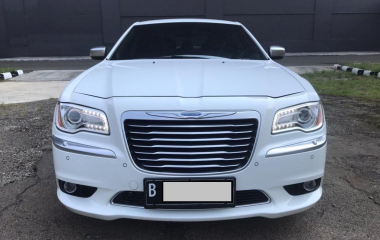 Chrysler 300C PENTASTAR 3.6 At 2013 Putih