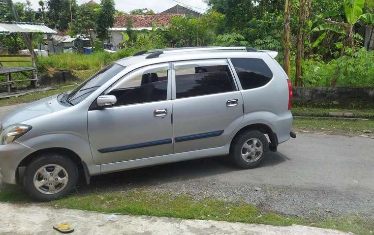 Jual mobil bekas murah Daihatsu Xenia Li DELUXE 2005 di Jawa Timur