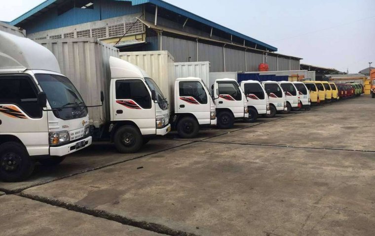 sewa tahunan bulanan truk CDE CDD 6roda elf dyna dutro canter box bok