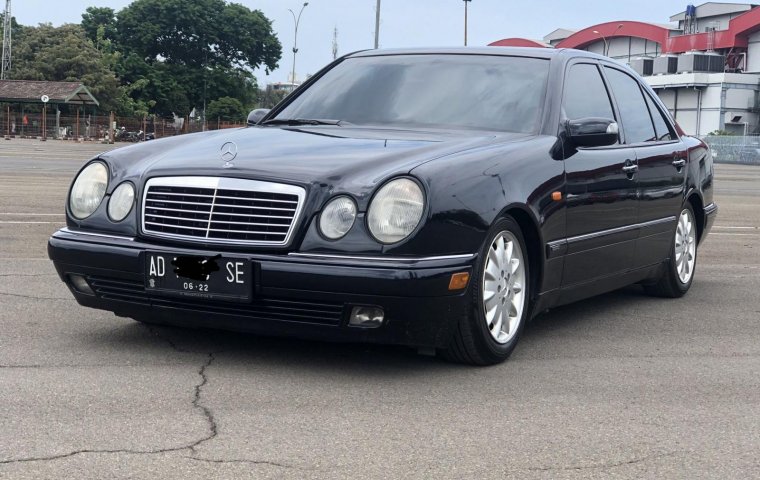 Mercedes-Benz E 320 1997 Hitam