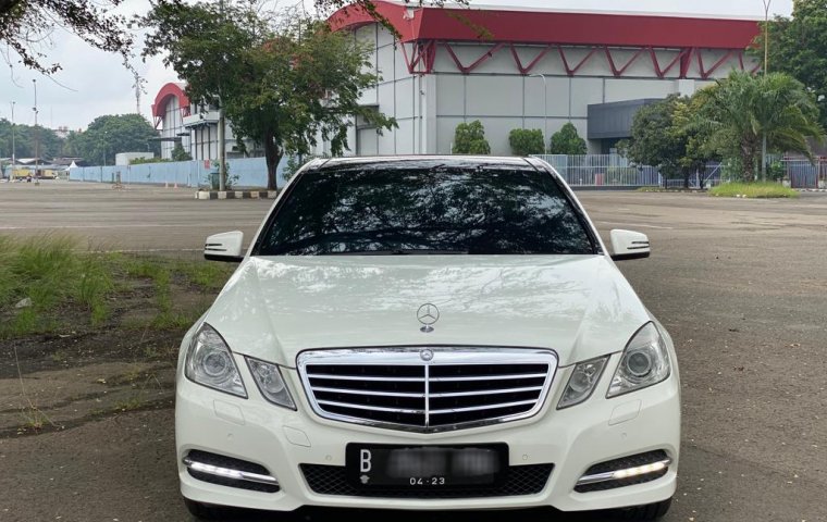 Mercedes-Benz E-Class E 300 AVANGUARD AT 2012 Putih ISTIMEWA SEKALI GRESS BGT JAMIN LIAT SUKA SEKALI