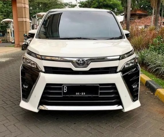 Toyota Voxy 2.0 A/T 2018