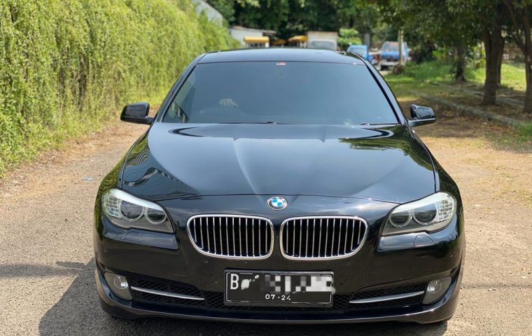 BMW 5 Series 528i AT 2013 Hitam ISTIMEWA SEKALI SIAP PAKAI GRESS BGT BUKTIIN LANGSUNG JAMIN SUKA BGT