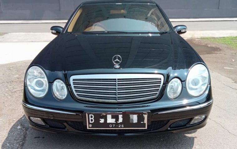 Mercedes-Benz E 240 AT Hitam 2004