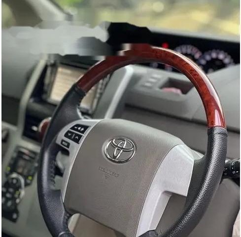 Jawa Tengah, Toyota NAV1 Luxury V 2013 kondisi terawat