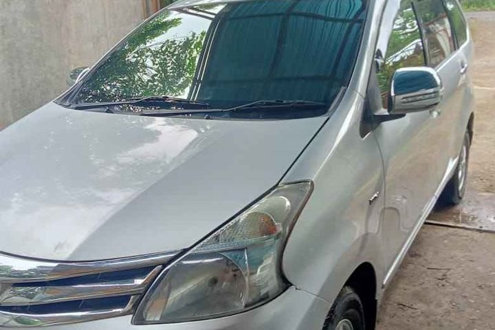 Toyota avanza tipe g warna silver