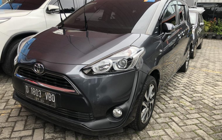 Toyota Sienta V MT 2018
