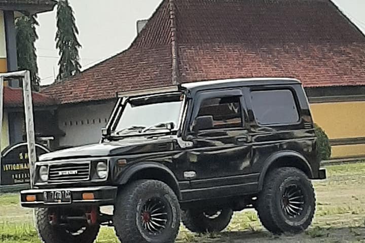 Suzuki Jimny katana hitam mulus