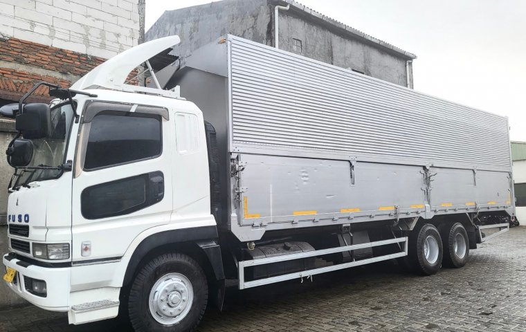 MULUS+8banBARU MURAH Mitsubishi Fuso build up tronton 6x2 Wingbox 2010