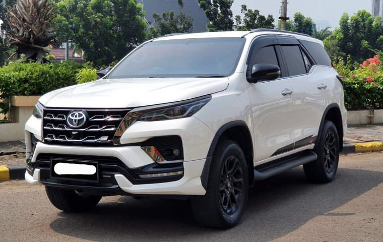 Toyota Fortuner New  4x2 2.8 A/T DSL GR Sport 2022 putih km 8 rban dp 75 jt tangan pertama dari baru