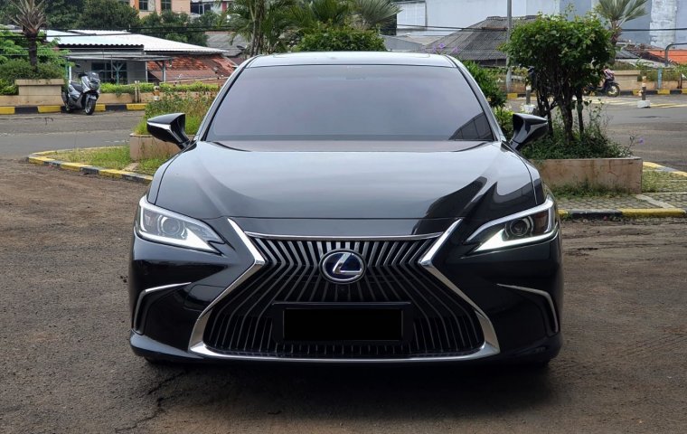 ISTIMEWA!Lexus ES300 Hybrid Ultra Luxury AT 2020 Black On Black