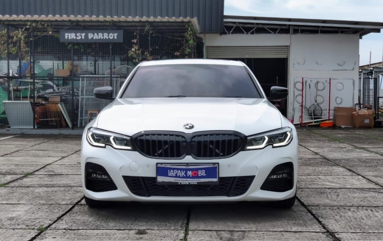 BMW 3 Series 330i 2019 Putih Matic Low KM