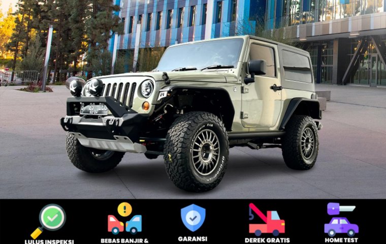 Jeep Wrangler Rubicon 3.6 2 Door Full Option AT 2013 Putih (Sticker Green Army)