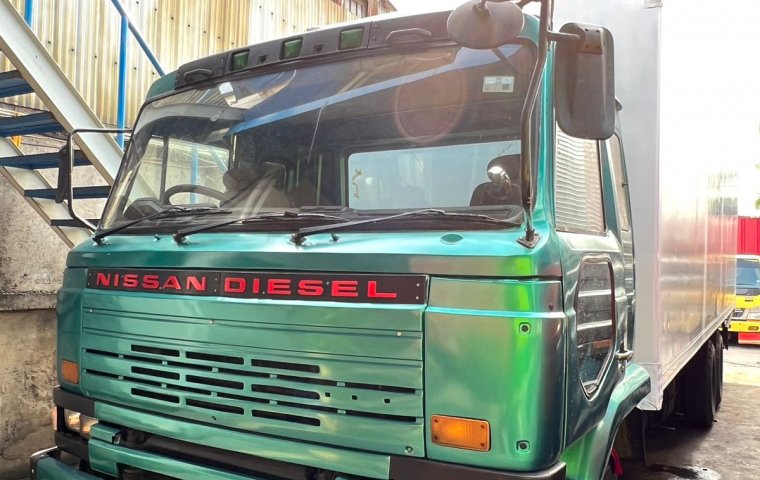 BU jual cepat 8 ban baru ganti Nissan tronton 6x2 Box 1995 bok