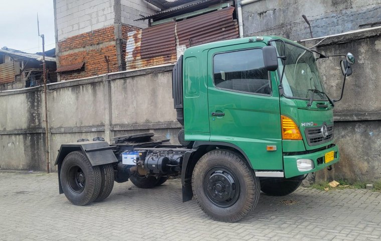 6banBARU Hino ranger engkel tractor head SG 260 J 2012 head trailer