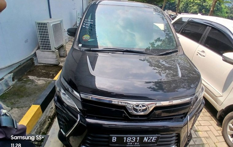 Jual Toyota Voxy 2.0 A/T 2019 Hitam