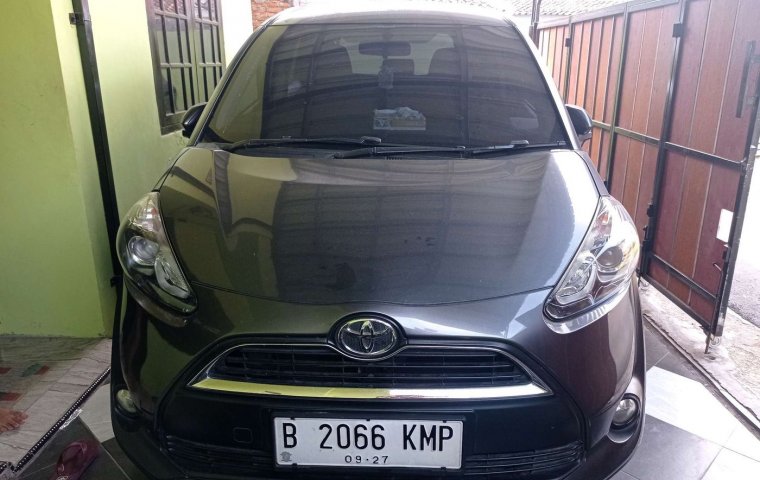 Jual Toyota Sienta V CVT 2017 Abu-abu