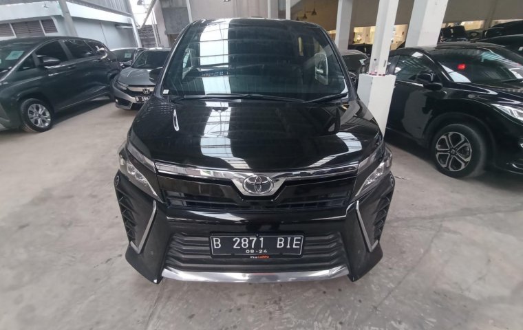 Toyota Voxy 2.0 A/T 2019