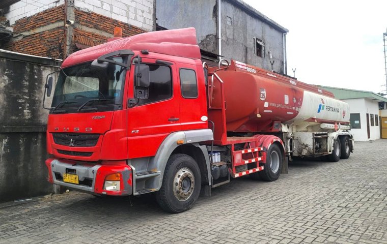 Mitsubishi Fuso engkel head trailer buntut tangki air solar minyak