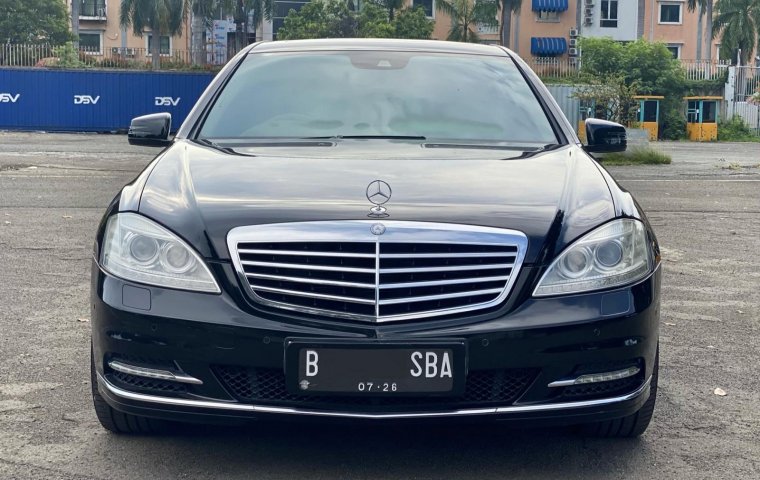 Mercedes-Benz S-Class 300  2011 Hitam