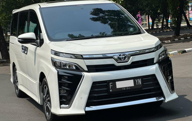 TOYOTA VOXY 2.0 AT PUTIH 2019 MPV TERNYAMAN