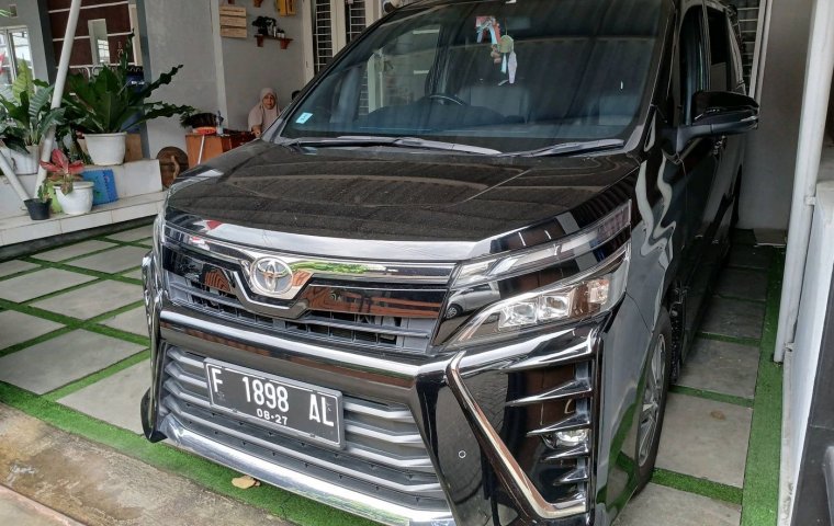 Toyota Voxy 2.0 A/T 2018 Hitam