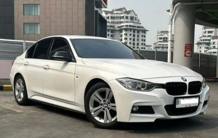 2014 BMW 320i Option Body Kit M-Performance Rawatan ATPM Km 81 rb Mulus Interior Orsinil Otr KREDIT