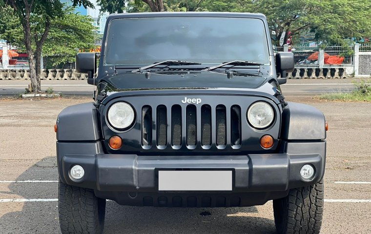 JEEP WRANGLER 3.8L BENSIN AT HITAM 2011