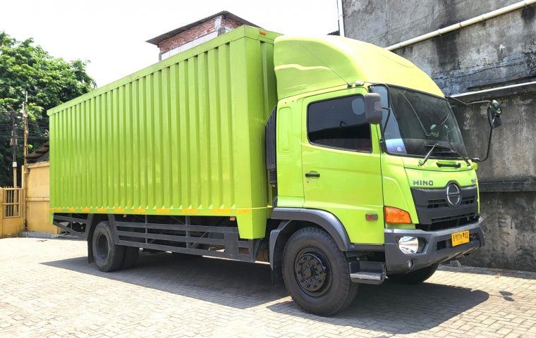 MULUS+banBARU MURAH Hino engkel 4x2 FG 235 JP box besi 2018 bok