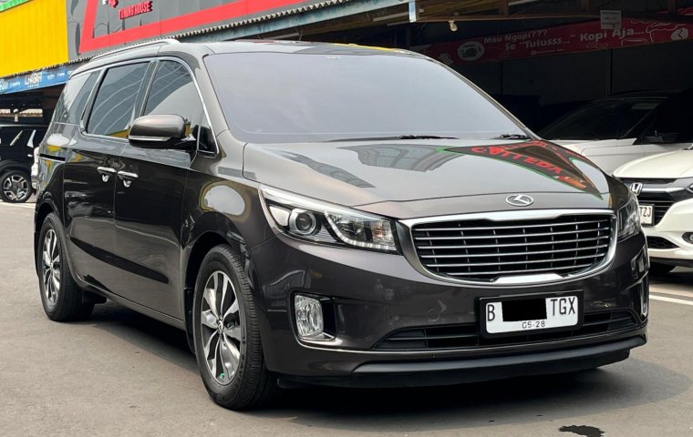 KIA GRAND SEDONA ULTIMATE AT COKLAT 2017