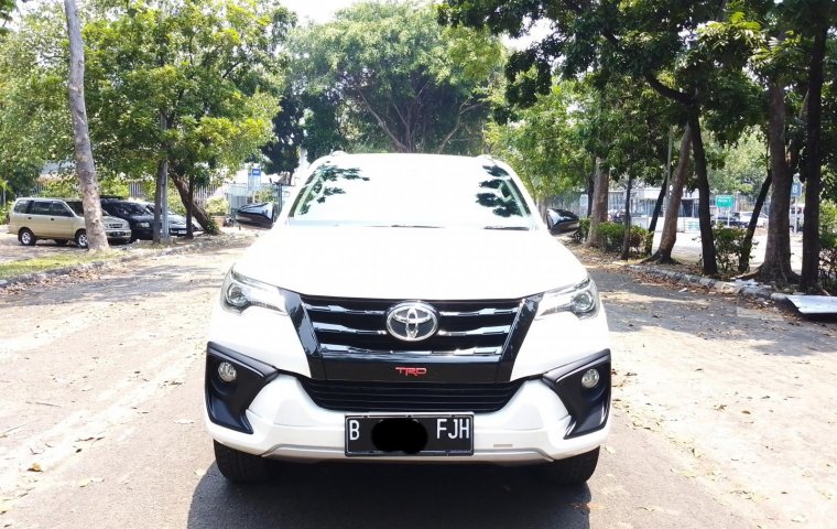 TOYOTA FORTUNER VRZ TRD AT PUTIH 2019