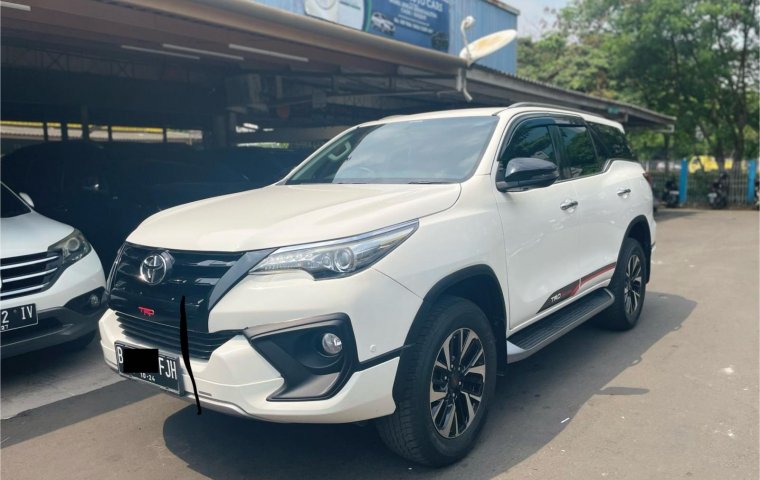 Toyota Fortuner 2.4 VRZ AT Putih