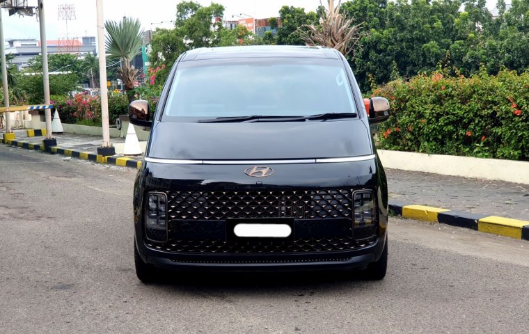 Hyundai Staria Signature 9 2022 diesel hitam km 28 ribuan dp 100 jt saja cash kredit proses bisa