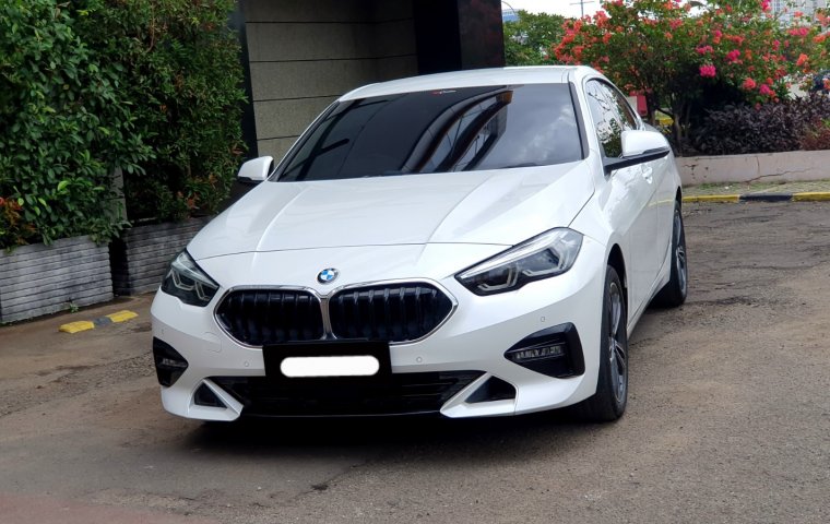 BMW 2 Series 218i 2022 putih km 17 ribuan sedan