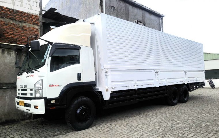 MULUS+banBARU MURAH Isuzu Giga tronton 6x2 FVM wingbox 2015 wing box