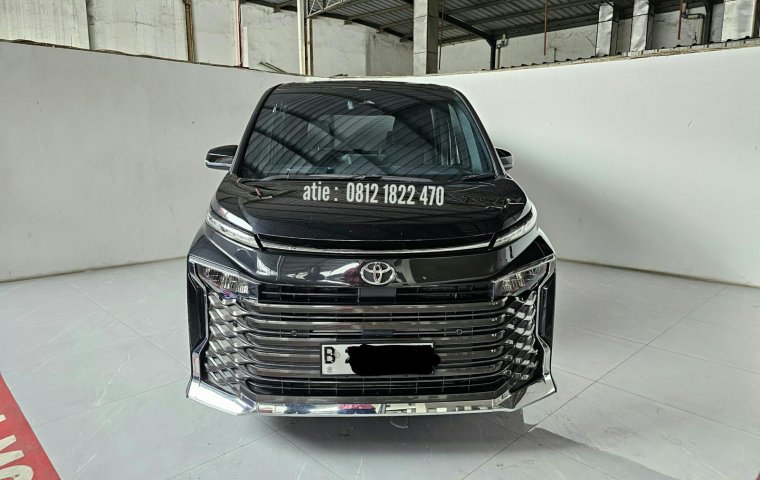 Toyota Voxy 2.0 AT ( Matic ) 2024 Hitam Low km 11rban Good Condition siap pakai