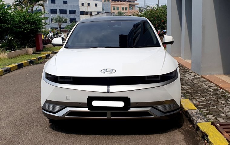 Hyundai Ioniq Signature 2022 5 long range putih