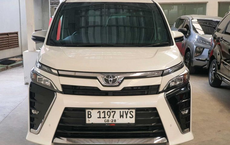 Toyota Voxy 2.0 AT 2018 Putih