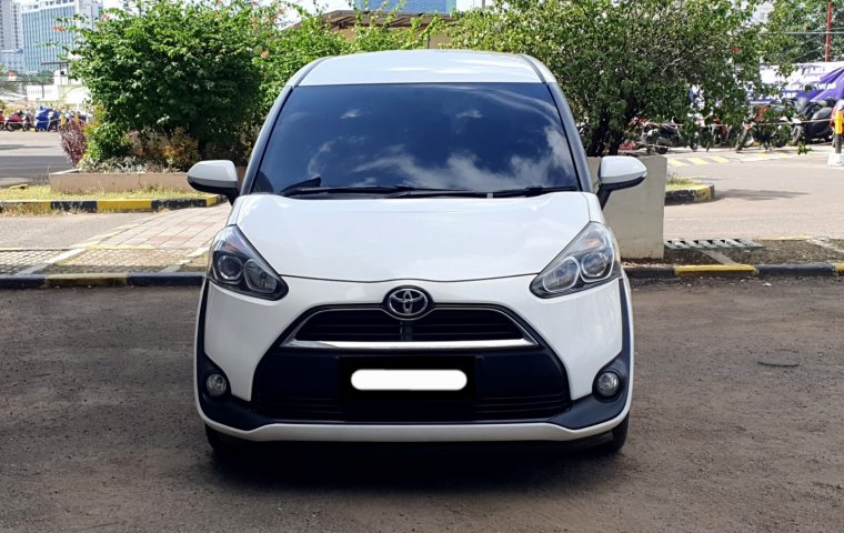 Toyota Sienta V CVT 2017 putih km 69rban