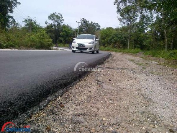 Mobil Keluar Dari Badan Jalan, Dua Bahaya Mengancam Saat Banting Setir Ke Kanan Tiba-Tiba