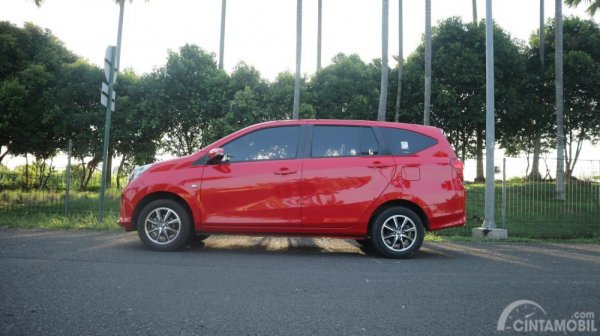 Terlihat tampilan samping Toyota Calya 1.2 G MT 2017 dengan warna merah
